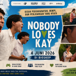 Banner film Nobody Loves Kay menampilkan tiga remaja berteriak penuh semangat dengan latar langit biru, menyoroti kisah persahabatan, mimpi, dan perjuangan menuju masa depan yang lebih baik.